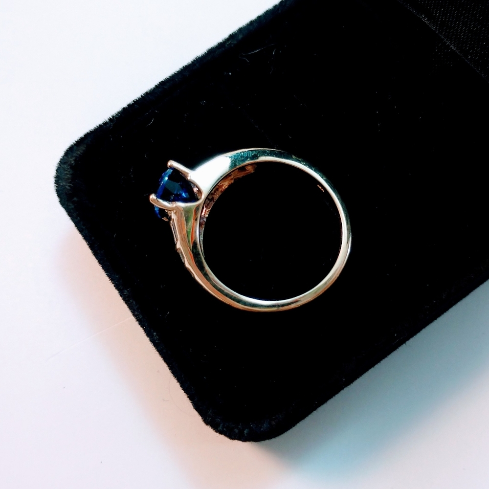 10 KT Yellow Gold Tanzanite & Diamond Ring - Picture 4 of 5